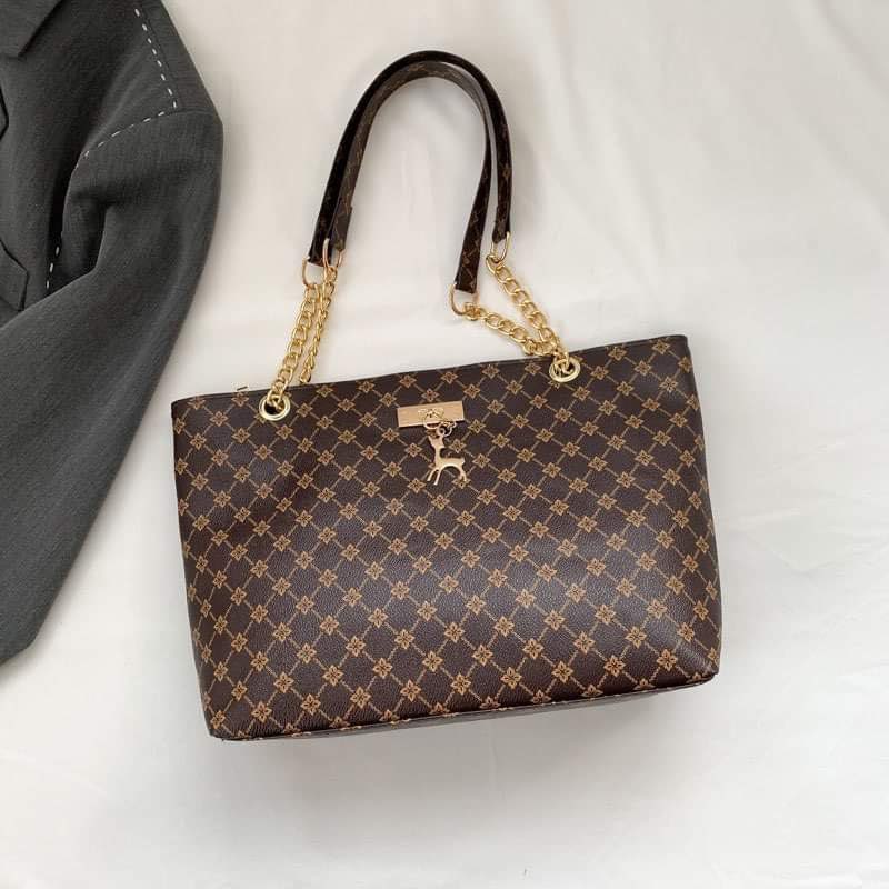Retro-Chic Chain Shoulder Bag